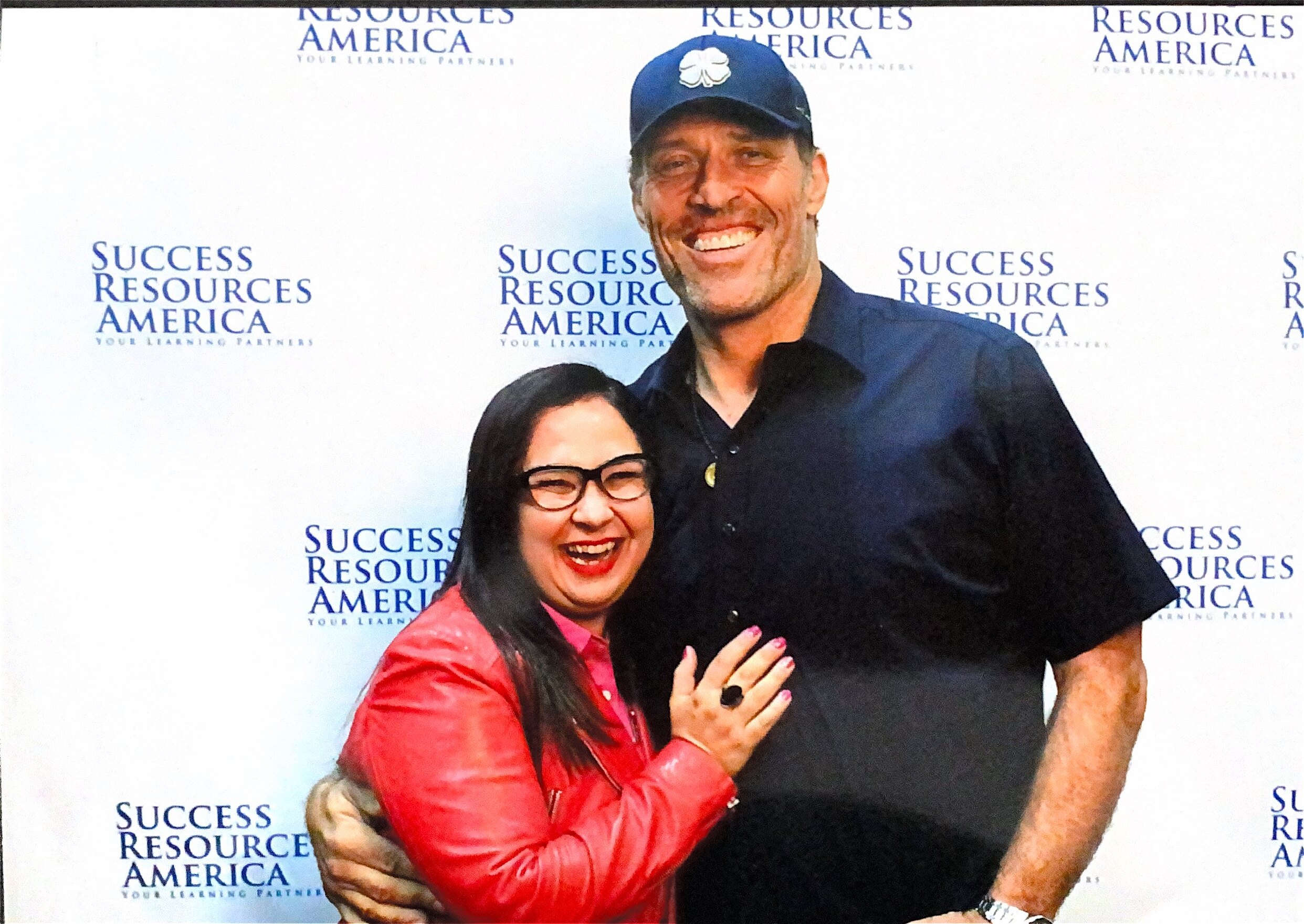 Virginia Suarez Dratman junto a Tony Robbins durante su formación